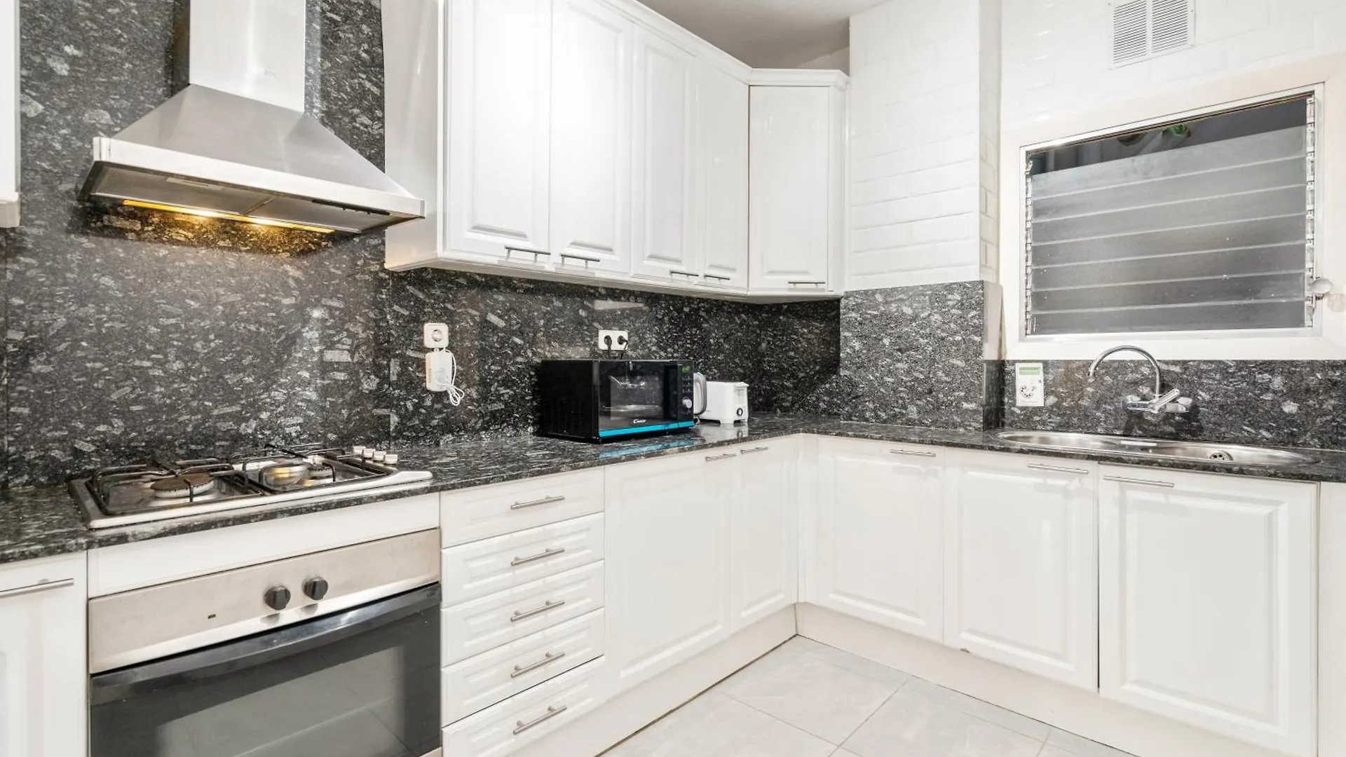 Apartman Fridays Flats Spacious 4Br Family Retreat Barcelona