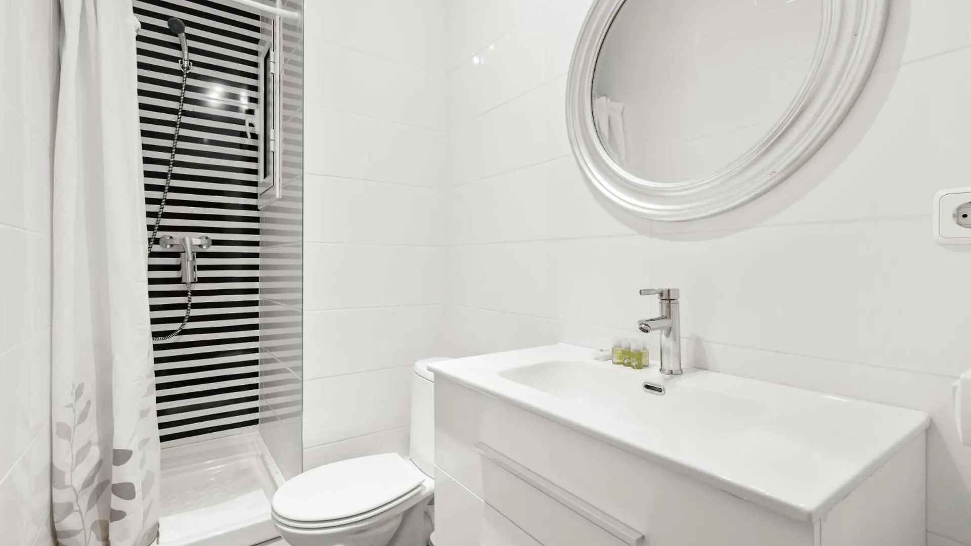 Apartmán Fridays Flats Spacious 4Br Family Retreat Barcelona